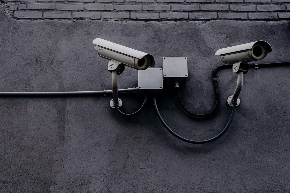 Dwie zewnętrzne kamery monitoringu zamontowane na ścianie budynku